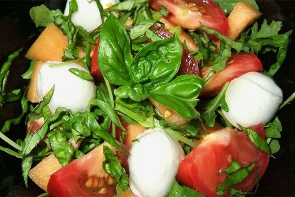 Une salade au bocconcini et basilic