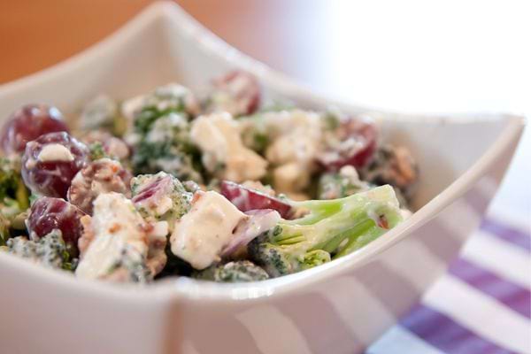 Une assiette de salade de brocolis et à la feta