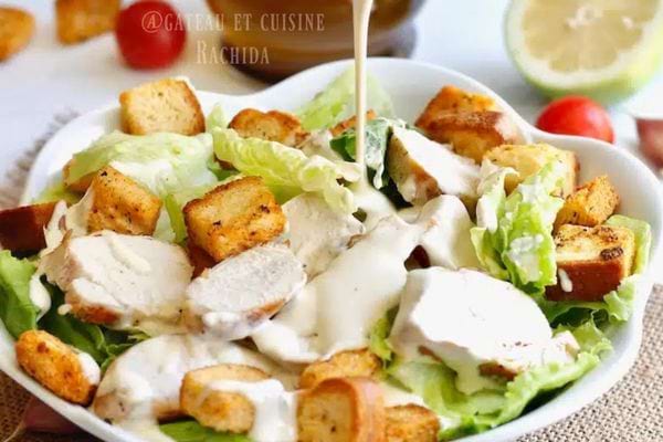 Une salade César avec de la sauce 