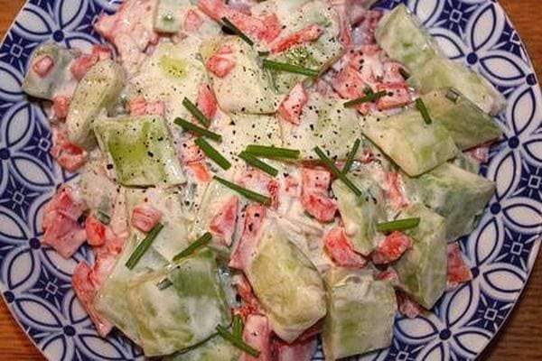 Une assiette bleue de salade minceur de concombres et poivrons