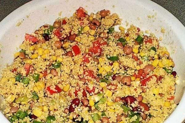 Une assiette de salade de couscous