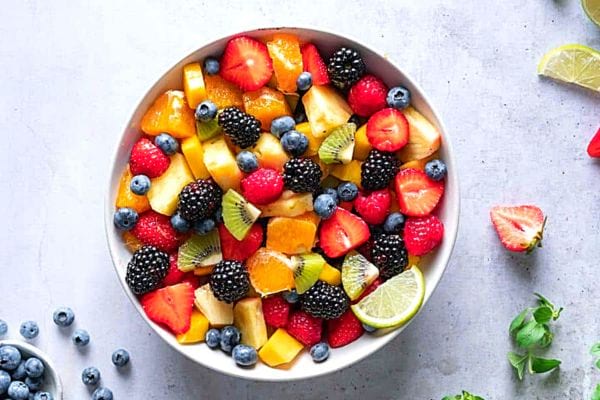 Une salade de fruits dans un bol blanc