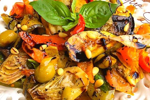 Une assiette de salade d'été aux légumes du soleil