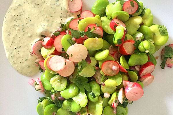Une salade de fèves et de radis à la téhina