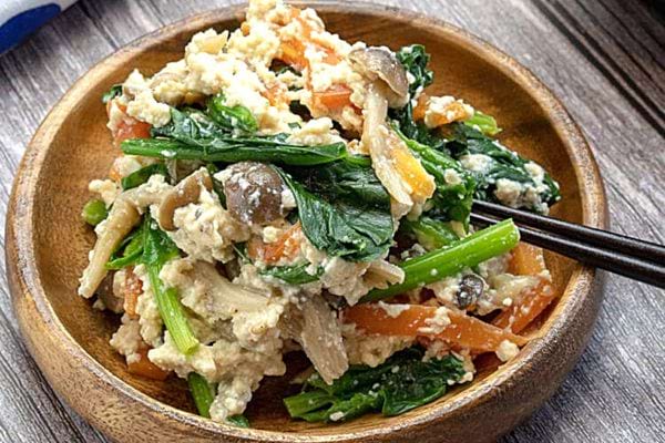 Une salade japonaise au tofu