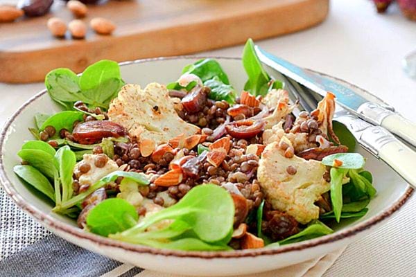 Une assiette de salade de lentilles au chou-fleur