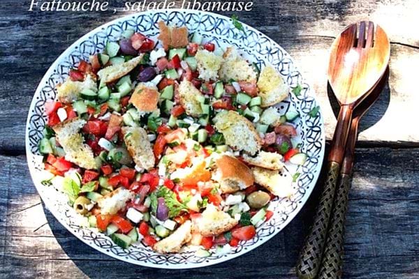 Une assiette de salade libanaise fattouche