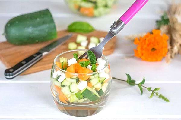 Une petite verrine de salade de melon, concombre, menthe et feta