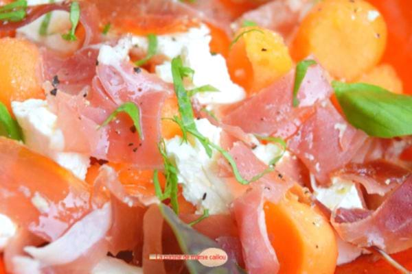 Une salade de melon, de jambon au fromage de chèvre