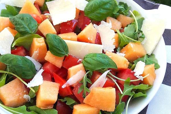 Une assiette de salade de melon et au parmesan