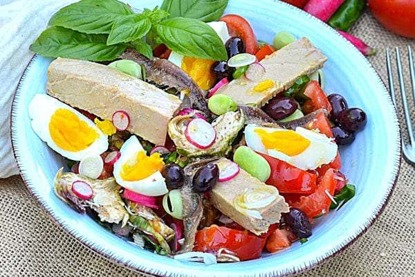 Une assiette de salade niçoise