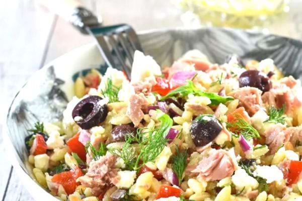 Une assiette de salade à l'orzo