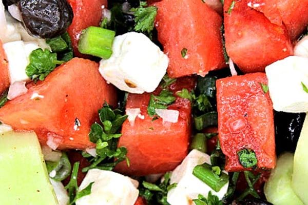 Une salade de pastèque et feta