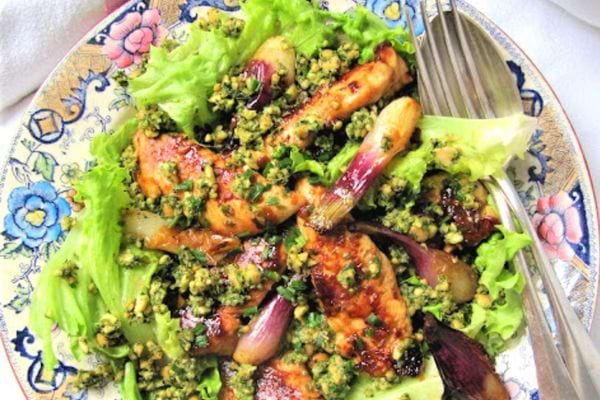 Une assiette de salade de poulet aux oignons nouveaux