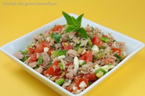 Une assiette blanche carré de salade de thon à la tunisienne