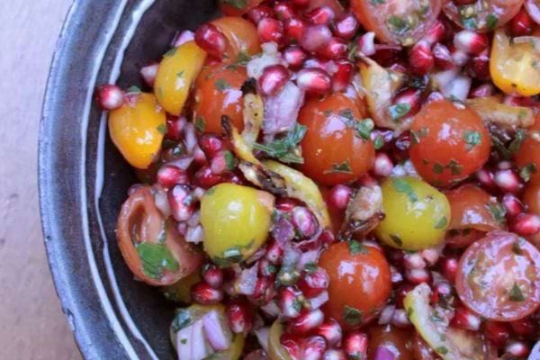 Une assiette de salade de tomates, grenade et citron rôti d'Ottolenghi