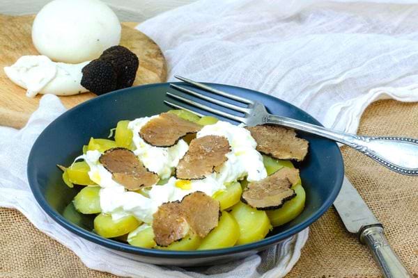 Une assiette de salade à la truffe d'été