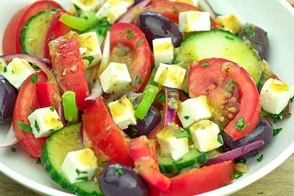 Une assiette de vraie salade grecque
