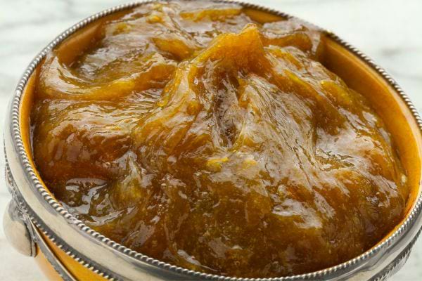 Du savon noir dans un pot métallique