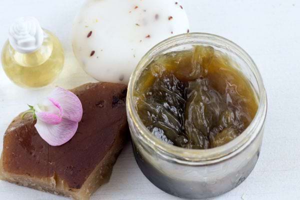 Du savon noir dans un pot