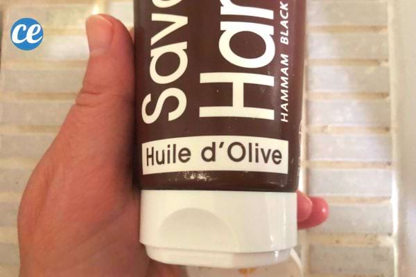 Un tube de savon noir avec de l'huile d'olive