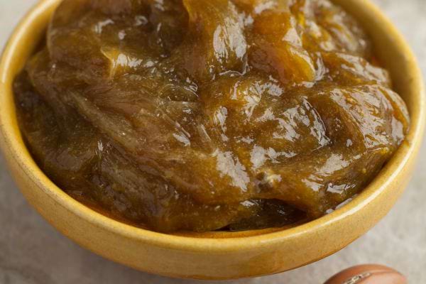 Du savon noir dans un petit récipient doré