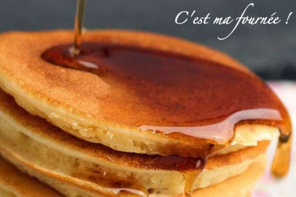 Des Pancakes américains avec du sirop d'érable par dessus