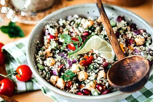 Un bol de salade d'été facile au boulgour