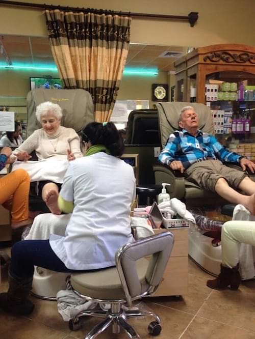 Un couple de personnes ag&eacute;es qui sont en plein soin 