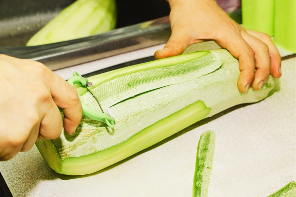 Faut il plucher La Peau Des Courgettes Avant De Les Manger faut-il-plucher-la-peau-des-courgettes-avant-de-les-manger