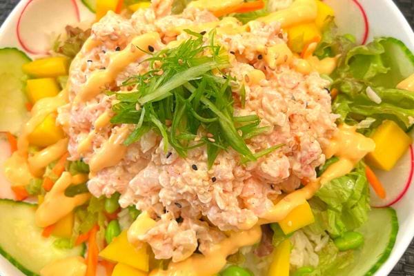 Une assiette blanche de tartare de crevettes