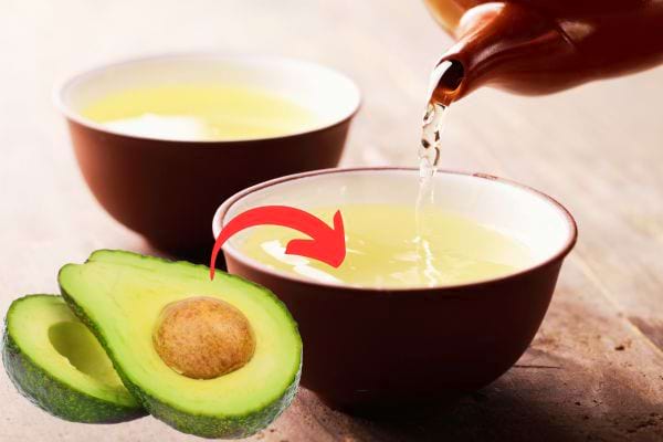 Du liquide dans deux bols avec de l'avocat