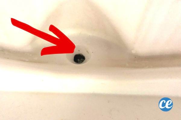 Ein kleines Loch im Kühlschrank, das verstopft ist