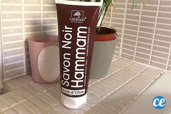 Un tube de savon noir hammam
