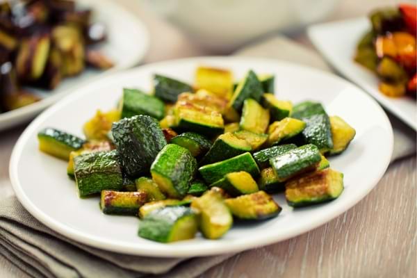 Une assiette avec des morceaux de courgettes croquantes