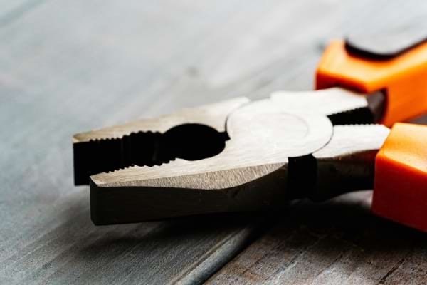 Une pince plate pour retirer une clé coincée dans une serrure