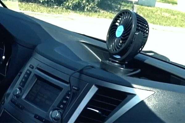 Ventilateur d'appoint branché dans une voiture 