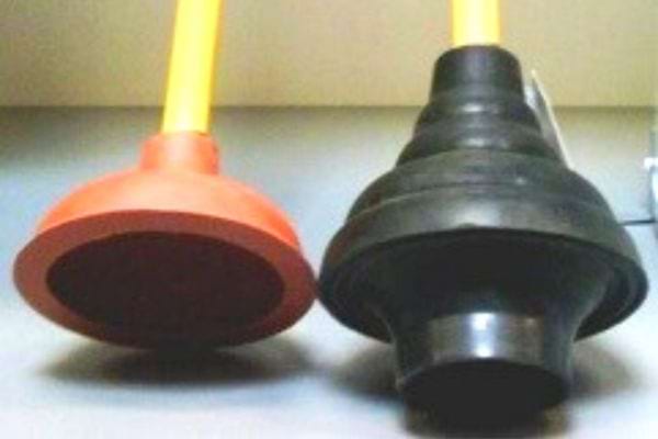 Deux vieilles ventouse rouge et noire côte à côte