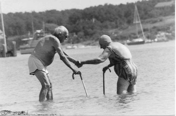 Un couple de personnes ag&eacute;es qui sont dans la mer 