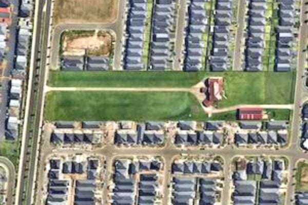 Une vue d'en haut d'un quartier de maisons