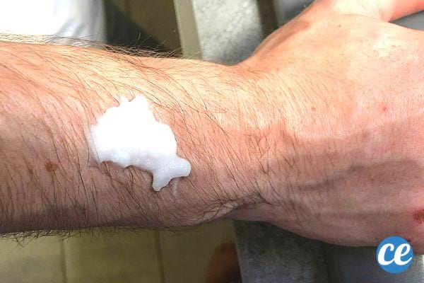 Une petite couche de bicarbonate sur le bras poilu d'un homme 