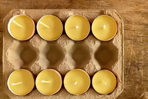 des bougies faites dans des coquilles d'oeufs