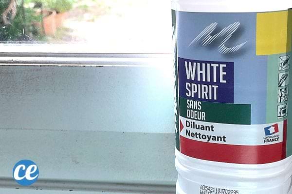 Une bouteille de white spirit 