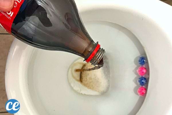 Du coca au fond des toilettes