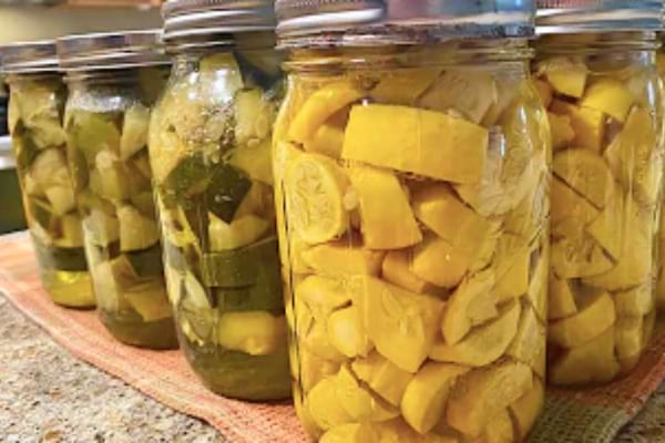 courgette coupée en morceaux pour conservation dans un bocal en verre