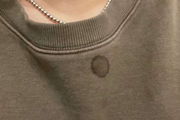 une tache sur un sweat shirt noir