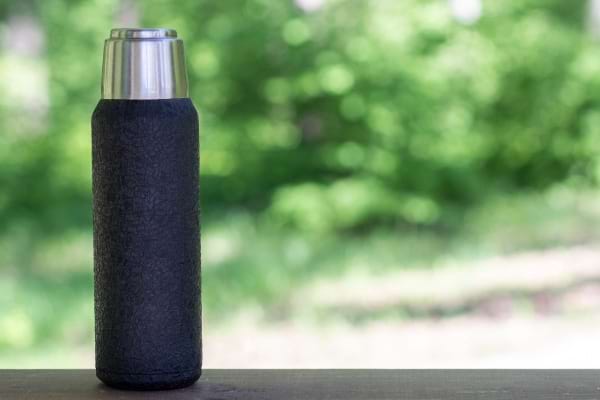 un thermos noir posé sur une table