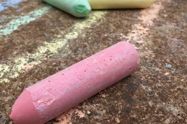 des craies de trottoir sur le sol