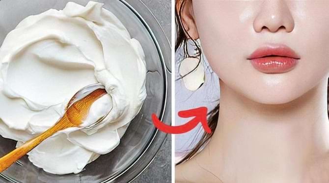 Une cuillère en bois dans une crème de riz 