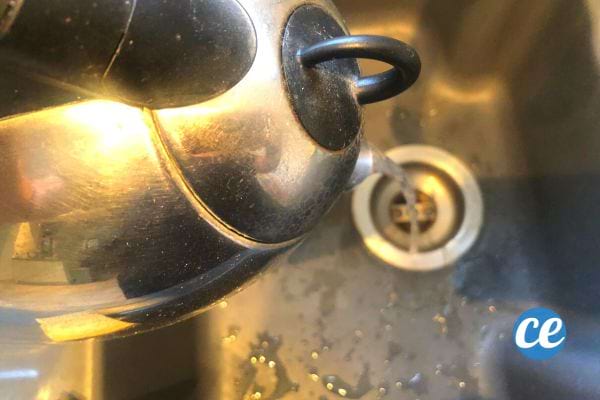 de l'eau bouillante versée dans un évier